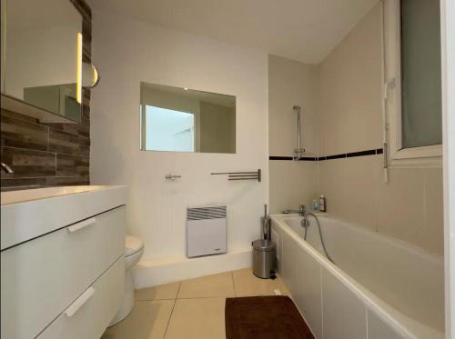 une salle de bain avec une baignoire, un lavabo et des toilettes dans l'établissement Toit Panoramique Marseille, à Marseille