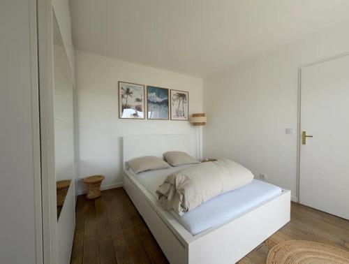une chambre blanche avec un lit et un miroir dans l'établissement Toit Panoramique Marseille, à Marseille