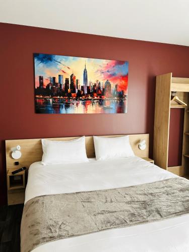 a bedroom with a bed with a painting on the wall at Hotel Wood Inn Bordeaux Aéroport in Mérignac