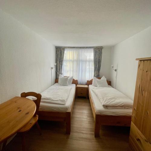 Postel nebo postele na pokoji v ubytování Hotel Gasthof Inselgraben garni