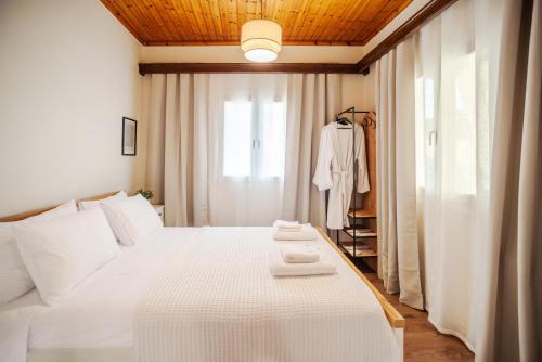 En eller flere senge i et værelse på Liatiko Cottage House