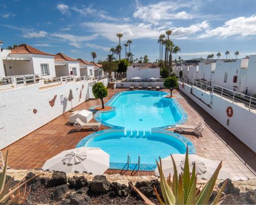 Bild eines Schwimmbades auf dem Dach eines Gebäudes in der Unterkunft Las Casitas de Corralejo in Corralejo