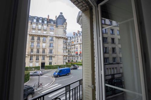- une fenêtre donnant sur une rue et des bâtiments dans l'établissement DUPLEX AU COEUR DU 16 Eme, à Paris