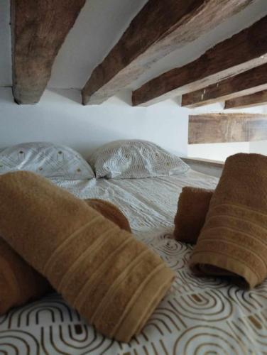 - un lit avec des oreillers bruns dans la chambre dans l'établissement Nid Douillet en Plein Cœur de la Ville, à Dieppe