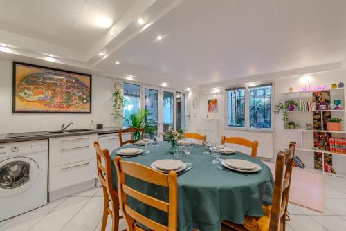 une cuisine et une salle à manger avec une table et des chaises dans l'établissement L'Oasis - Disney 10min - Paris - Vallée Village - Parking, à Chessy