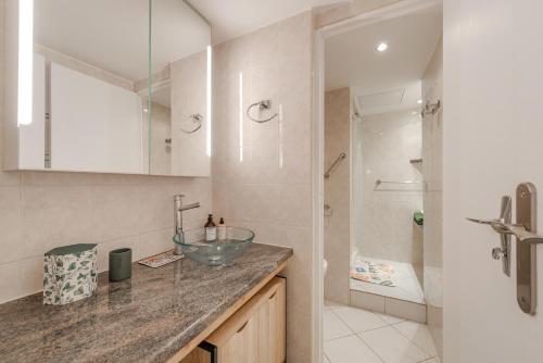 une salle de bain avec un lavabo et une douche dans l'établissement L'Oasis - Disney 10min - Paris - Vallée Village - Parking, à Chessy