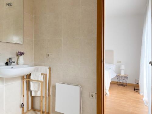 a bathroom with a sink and a mirror and a sink at CerezasHomes3 in Jaraiz de la Vera