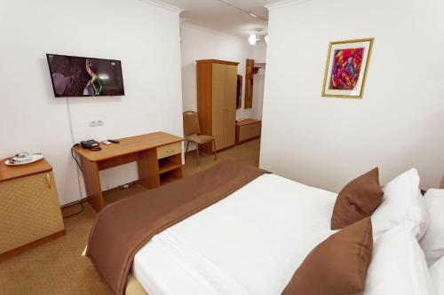 Μια τηλεόραση ή/και κέντρο ψυχαγωγίας στο Kurmet Hotel