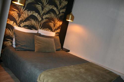 a bedroom with a bed with a patterned wall at Appartement ELYNE Quartier des Templiers à 400m de la mer in Saint-Raphaël