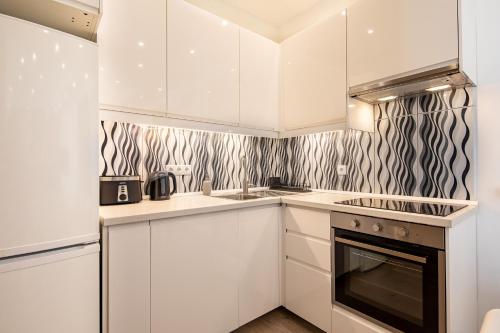 Sunny central three bedroom apartment 1077 Budapest, Almássy tér 17 kép - 3