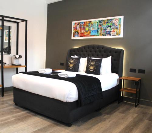 Postel nebo postele na pokoji v ubytování Black Lion Hotel Manchester