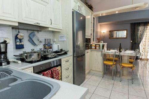 Η κουζίνα ή μικρή κουζίνα στο Chrisoupoli Cheerful 2 Bd Apt with Balcony