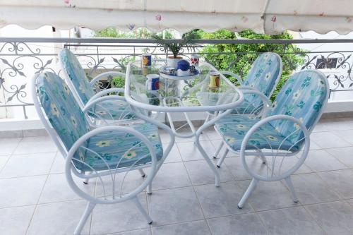 Μπαλκόνι ή βεράντα στο Chrisoupoli Cheerful 2 Bd Apt with Balcony