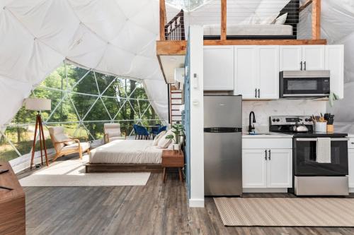 ルーレイにあるZen Dome - Romantic Retreat, Wifi & AC, Hot Tub, National Park 8 Minのテント内のキッチン&リビングルーム