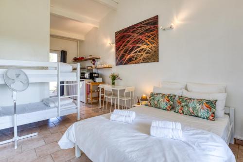 サントマリー・ド・ラメールにあるMas des Cypres-Ensemble de 4 Mazetsの二段ベッド2台とキッチン付きの寝室