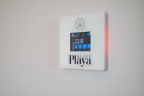 Certificado, premio, señal o documento que está expuesto en Hotel Playa Suite