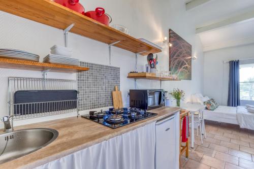 une cuisine avec un évier et un plan de travail dans l'établissement Mas des Cypres - Mazet 4, à Saintes-Maries-de-la-Mer