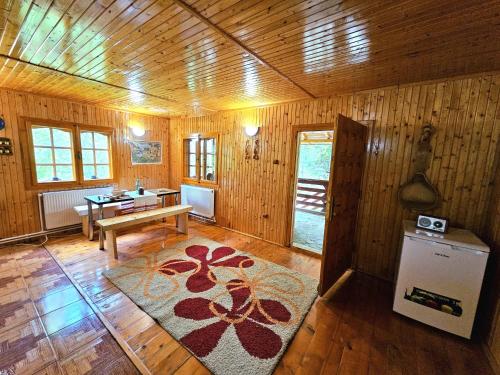 Kuchyň nebo kuchyňský kout v ubytování Cabana din Tei, 5 Camere si Semineu, Costisata, Dambovita
