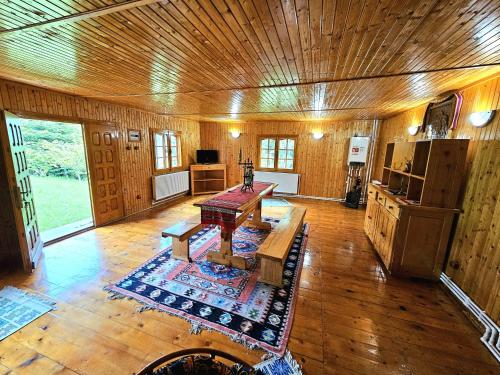 Kuchyň nebo kuchyňský kout v ubytování Cabana din Tei, 5 Camere si Semineu, Costisata, Dambovita
