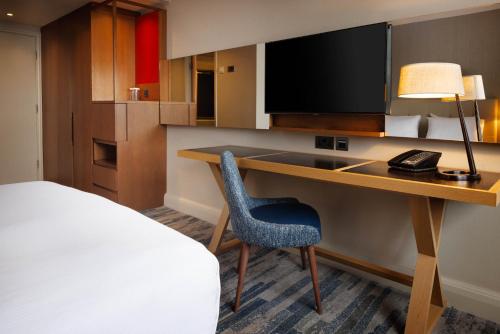 TV a/nebo společenská místnost v ubytování Hilton Leeds City