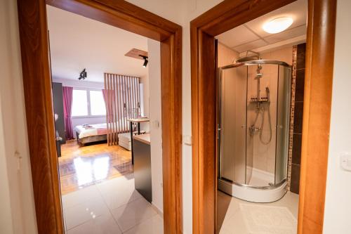 Et badeværelse på L&D Apartments