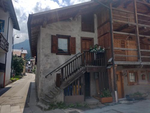 un edificio con una scala sul lato di Casa Sirena a Canale dʼAgordo