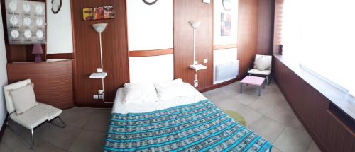 une chambre d'hôpital avec un lit et une chaise dans l'établissement La source, à Pornic