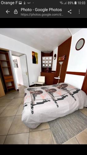 une chambre avec un grand lit dans une pièce dans l'établissement La source, à Pornic