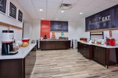 Příslušenství pro přípravu čaje a kávy v ubytování Hampton Inn & Suites Athens/Interstate 65