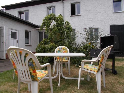 three chairs and a table and a table and chairs at Ferienwohnung in Usedom Town