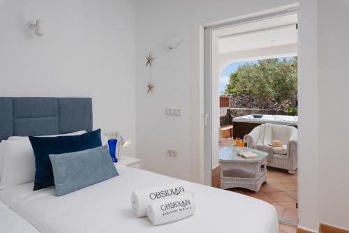 Khu vực ghế ngồi tại OBSIDIAN Villa Estrella del Mar