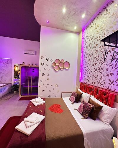 1 dormitorio con 1 cama grande con iluminación púrpura en Atanasia Suite, en Acireale