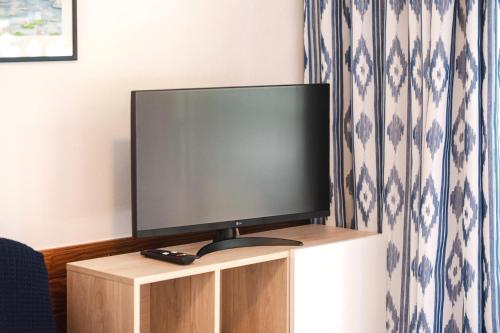TV a/nebo společenská místnost v ubytování Acogedor apto muy céntrico con piscina en S'Agaró