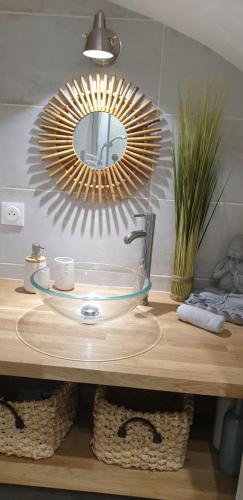 La salle de bains est pourvue d'un lavabo et d'un grand miroir. dans l'établissement Le Cosy, à Caraman