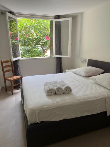 - une chambre avec un lit et 3 serviettes dans l'établissement Port Lympia - Grand 2 Pièces Confort, à Nice