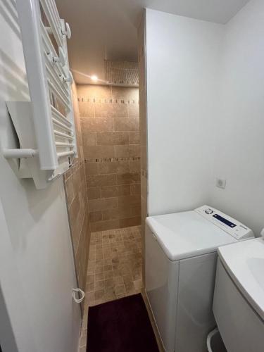 une petite salle de bain avec toilettes et douche dans l'établissement Port Lympia - Grand 2 Pièces Confort, à Nice