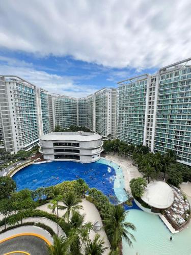 een luchtfoto van een resort met een groot zwembad bij MicasaAzure77 in Manilla