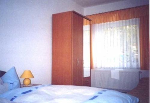 Un dormitorio con una cama grande y una ventana. en Ferienwohnung Krüger, en Zirchow