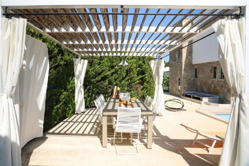 Fotografie z fotogalerie ubytování Villa Douglas - Private Pool, BBQ, 4Bdrms, View v destinaci Pefkochori
