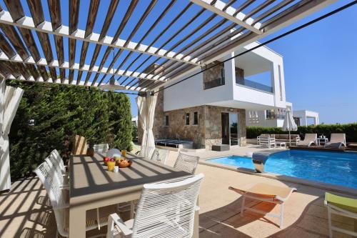 Bazén v ubytovaní Villa Douglas - Private Pool, BBQ, 4Bdrms, View alebo v jeho blízkosti