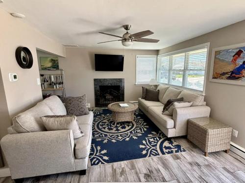 Posezení v ubytování 33rd St Unit A 2BR Beach Home Hideaway Parking