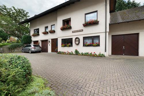 una casa con un'auto parcheggiata davanti di Ferienwohnung Hörth a Bühlertal