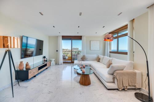 Luxury 4BDR Penthouse with Sea Views