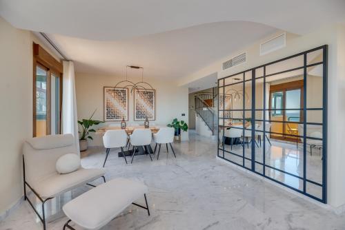 Luxury 4BDR Penthouse with Sea Views