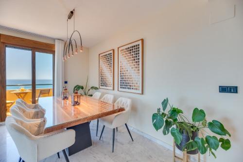 Luxury 4BDR Penthouse with Sea Views