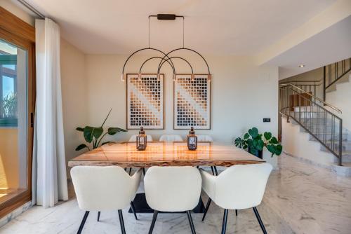Luxury 4BDR Penthouse with Sea Views