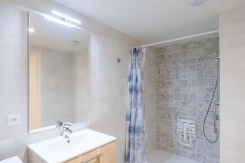 une salle de bain avec un lavabo et une douche dans l'établissement OVELIA Troyes - Le Carré Madeleine, à Troyes