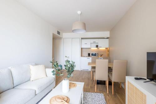 un salon avec un canapé et une table dans l'établissement OVELIA Troyes - Le Carré Madeleine, à Troyes