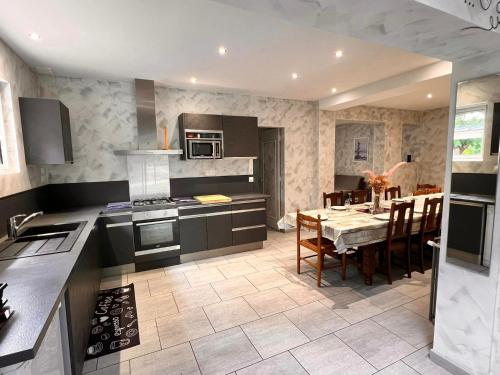 une cuisine avec une table et une salle à manger dans l'établissement Cap bonheur by Carine, à Lège-Cap-Ferret