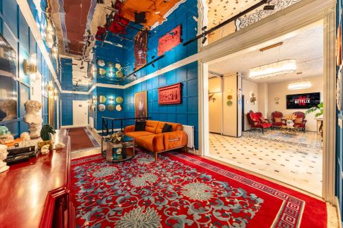 een woonkamer met blauwe muren en een rood tapijt bij Hexa Suites Hotel in Istanbul